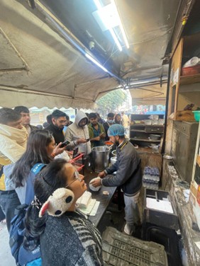 Pohaを食べに集まるインド学生たち