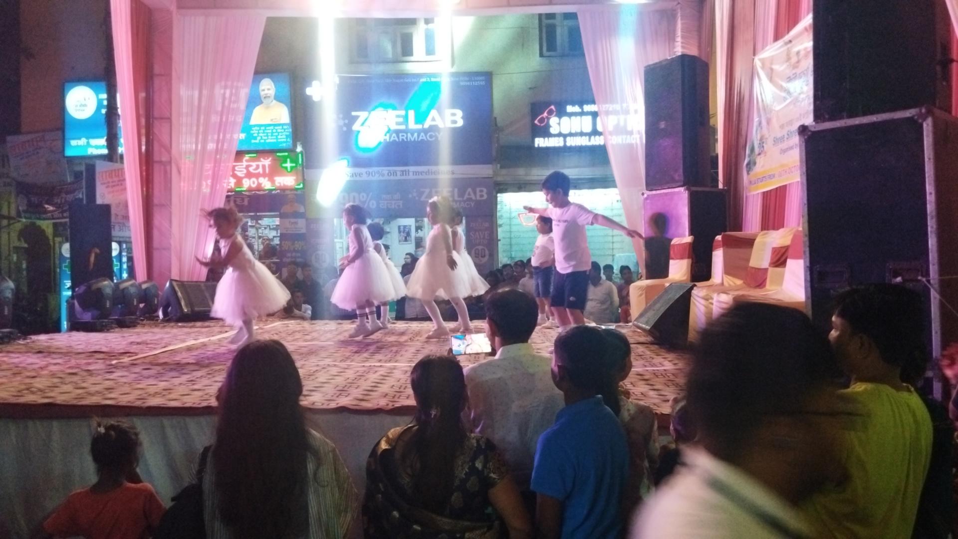 ベンガル地方のお祭りで子供が踊る様子