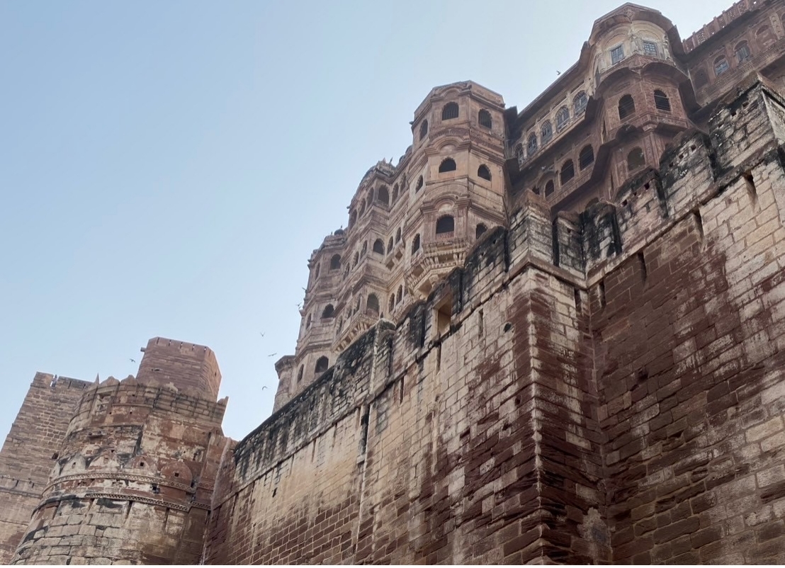 下から見たインドのメへラーンガル砦