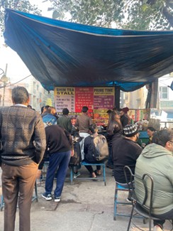 現地の人で賑わうインドのチャイ店