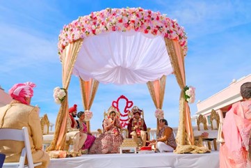 結婚式を終えた花嫁花婿が家族と並んで撮る集合写真
