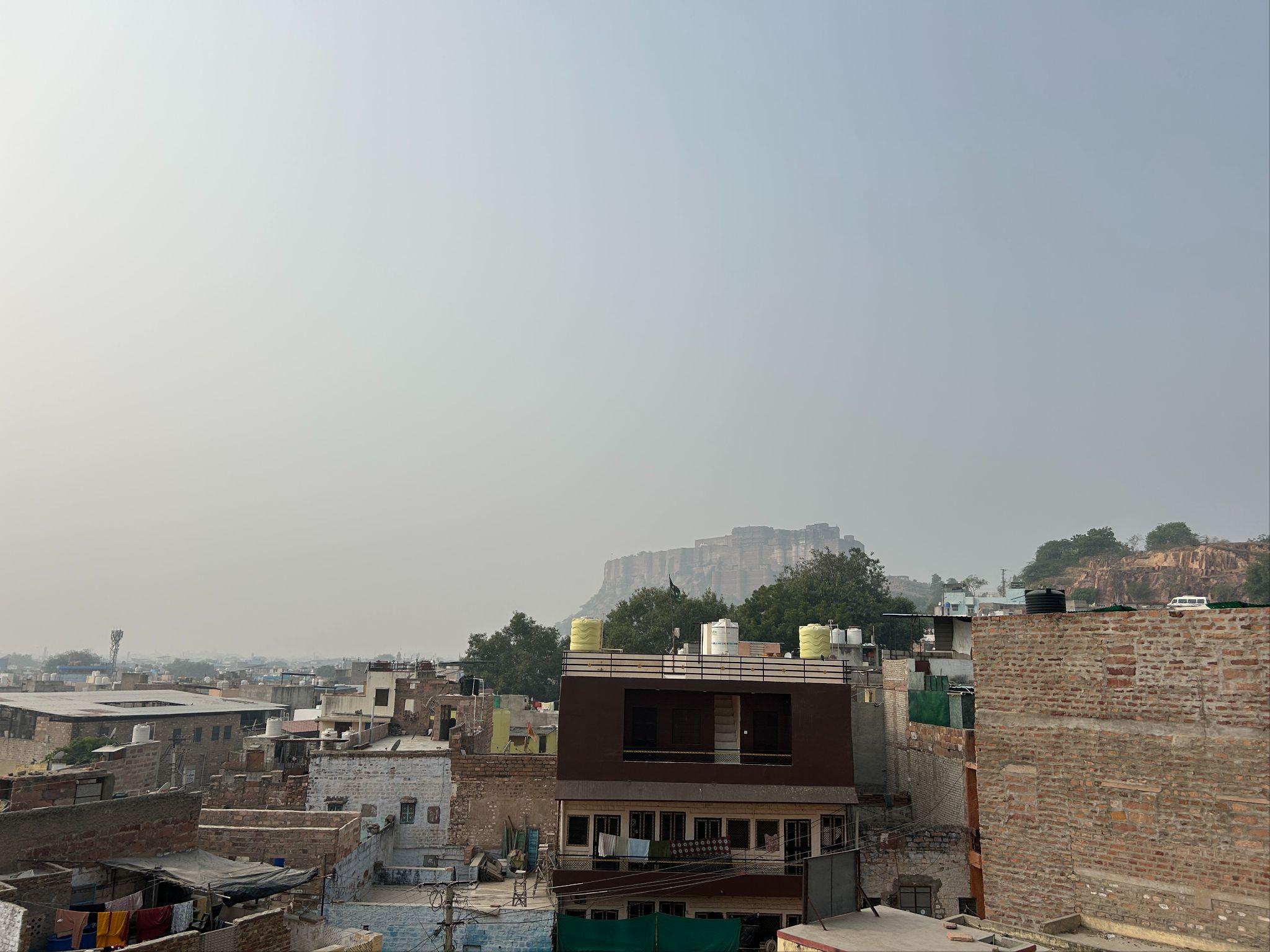 遠くから見たインドのメへラーンガル砦